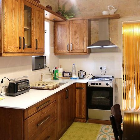 5 Minute Walk From Malta Airport Villa Gudja Екстериор снимка