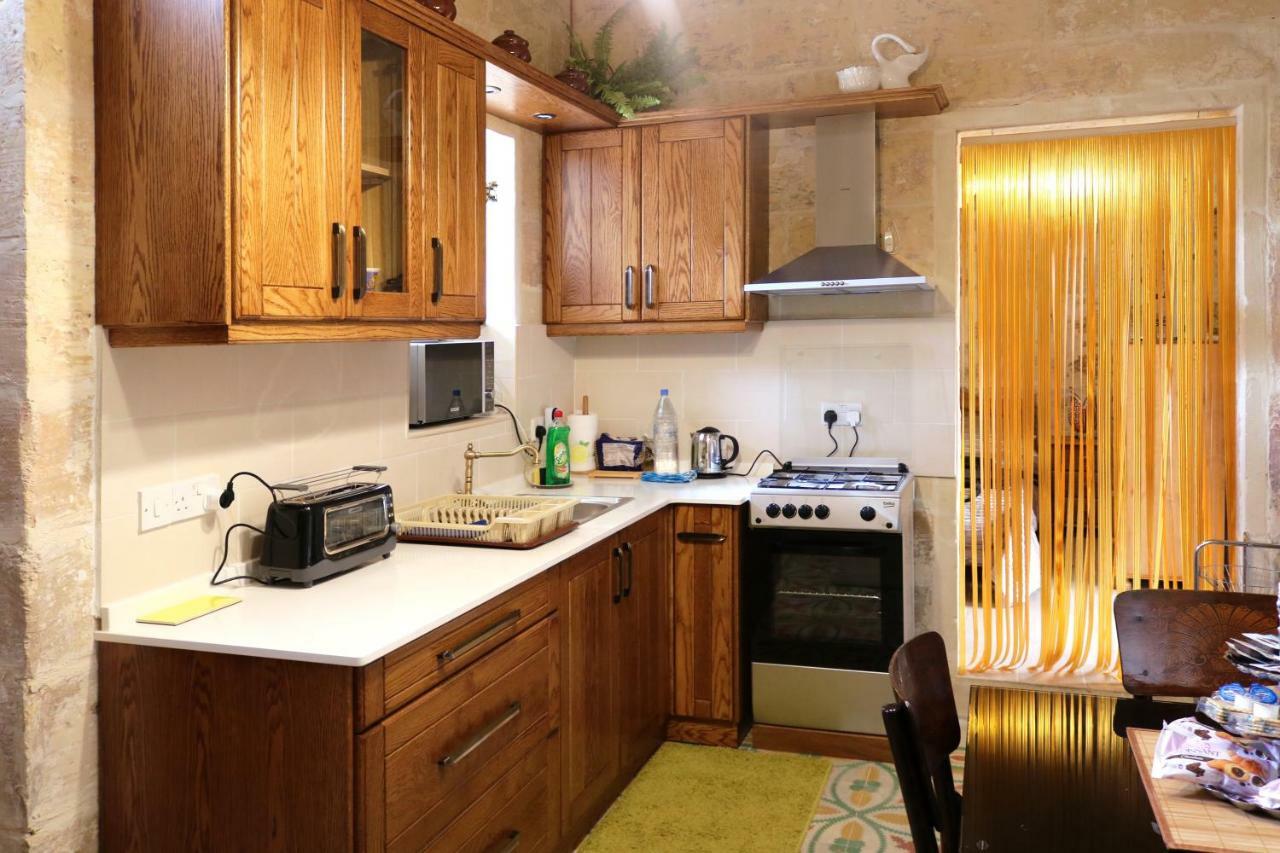 5 Minute Walk From Malta Airport Villa Gudja Екстериор снимка