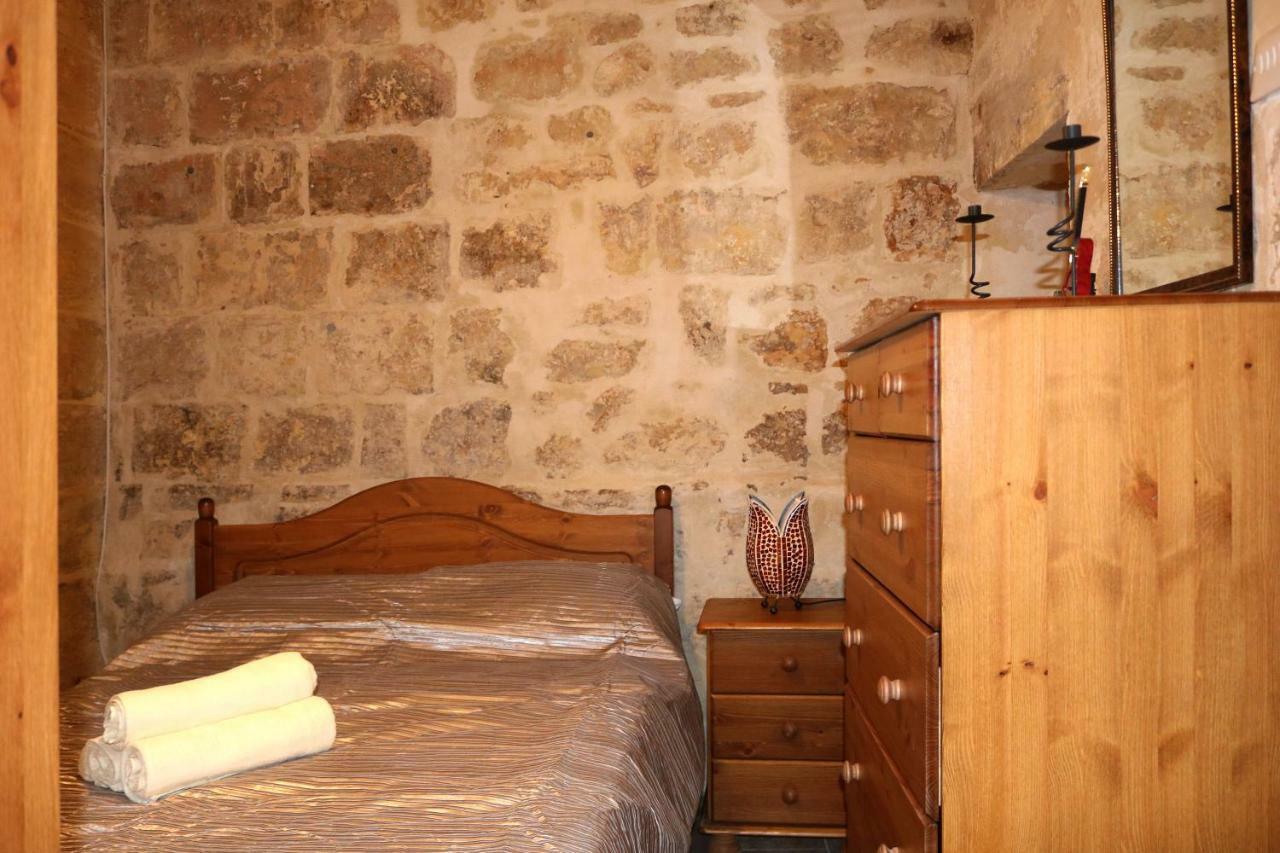 5 Minute Walk From Malta Airport Villa Gudja Екстериор снимка