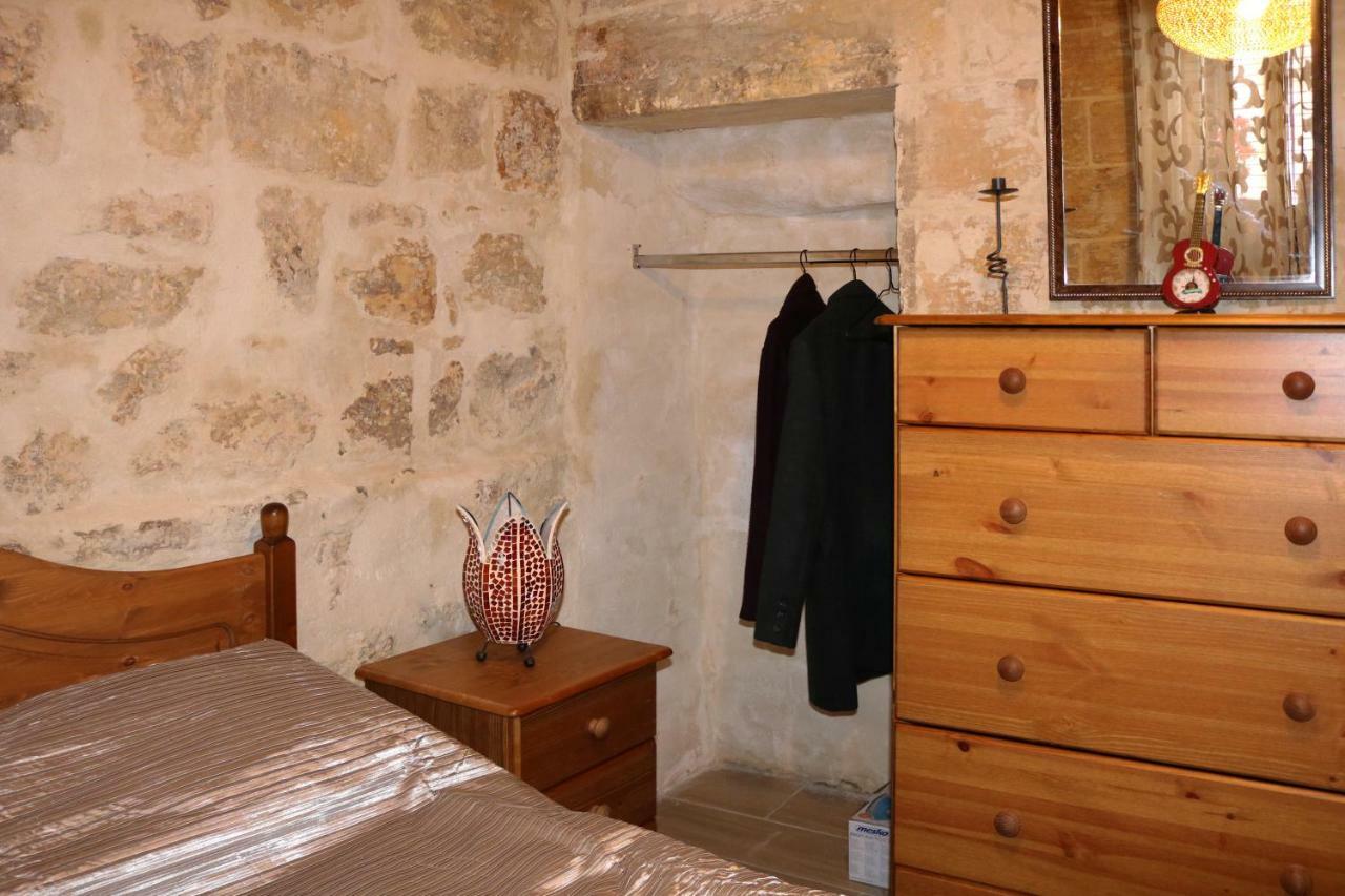5 Minute Walk From Malta Airport Villa Gudja Екстериор снимка