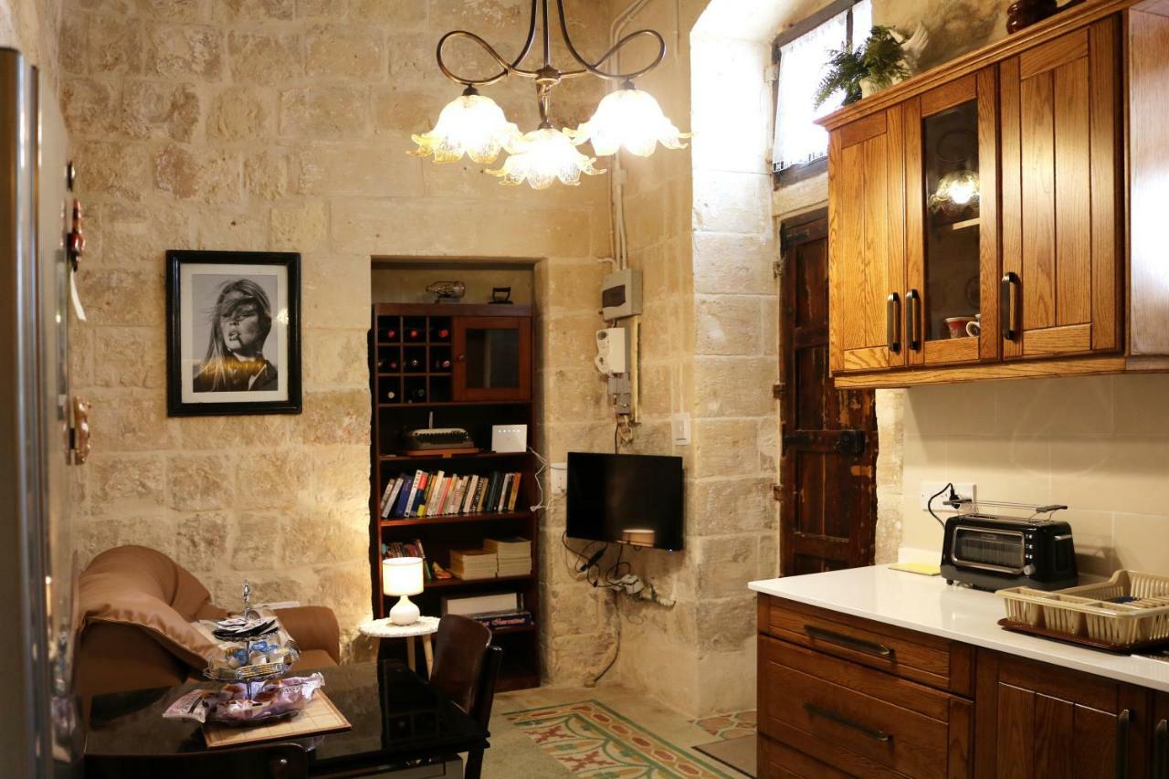 5 Minute Walk From Malta Airport Villa Gudja Екстериор снимка