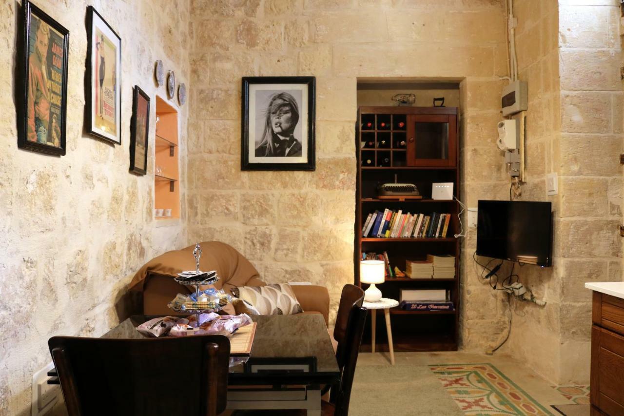 5 Minute Walk From Malta Airport Villa Gudja Екстериор снимка