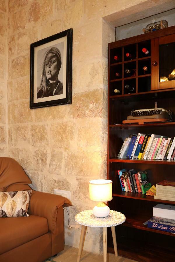 5 Minute Walk From Malta Airport Villa Gudja Екстериор снимка