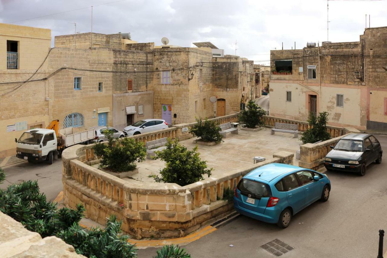 5 Minute Walk From Malta Airport Villa Gudja Екстериор снимка